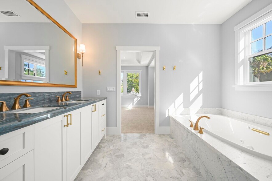 Owner's Bath - 1533 Manning Ln