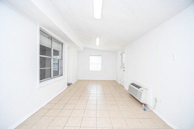 Building Photo - 2430 Long Reach Dr