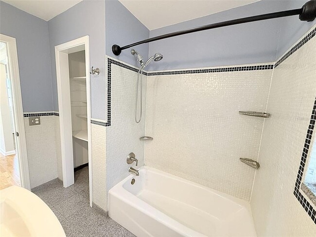 Building Photo - 105 N Aurora Ave