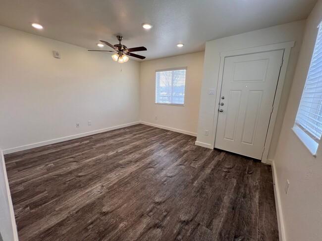 Building Photo - 3 Bedroom 2.5 Bathroom now available in Sp...