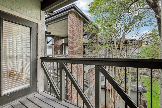 Building Photo - 807 W 25th St