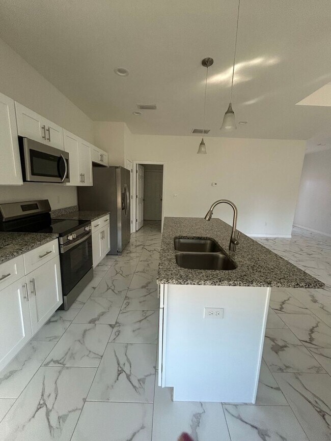 Building Photo - Move-In Ready! Gorgeous 4BR/2BA with Garage in Serene Lake Placid