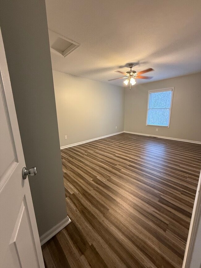 Building Photo - Townhome