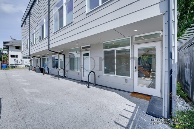 Building Photo - 1061 S Cloverdale St
