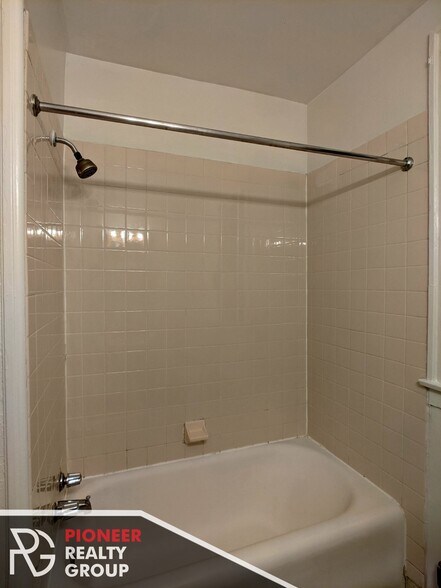 Building Photo - 1129 W Oakdale Ave