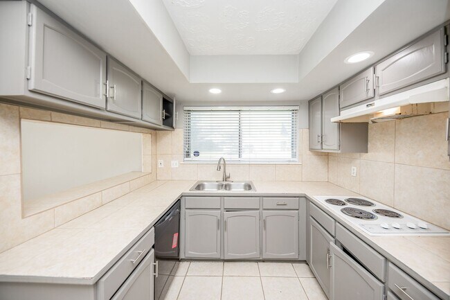 Building Photo - Coming Soon! Southwest Houston 3 bed/2 bat...