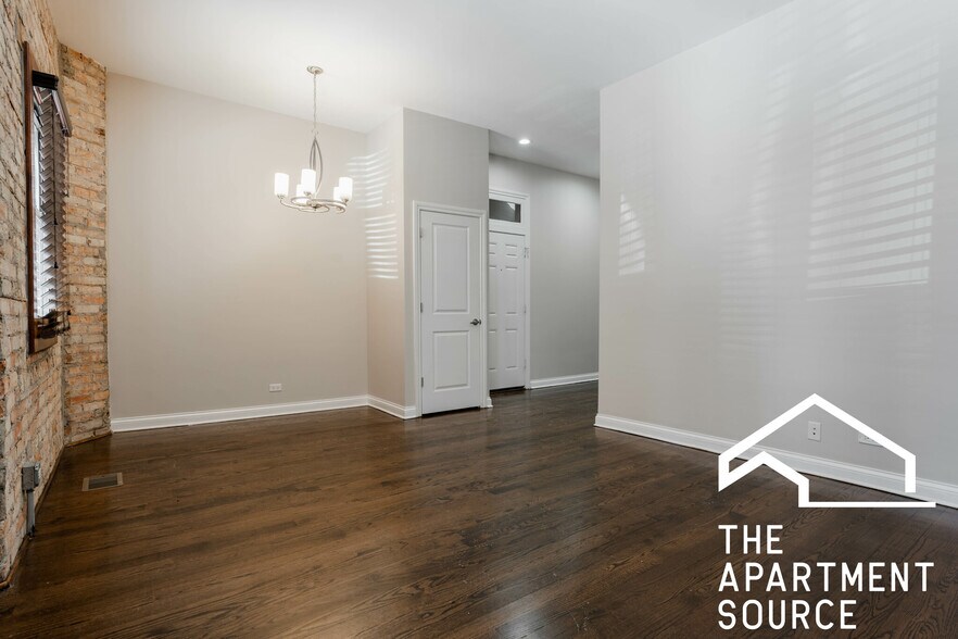 Building Photo - 1758 W Montrose Ave