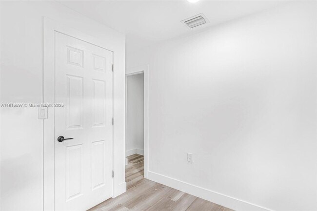 Building Photo - 216 NE 160th St