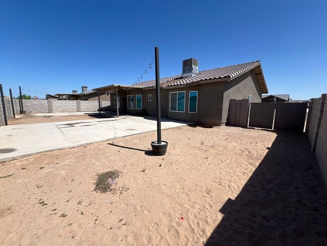 Building Photo - 4 BEDROOM HOME!