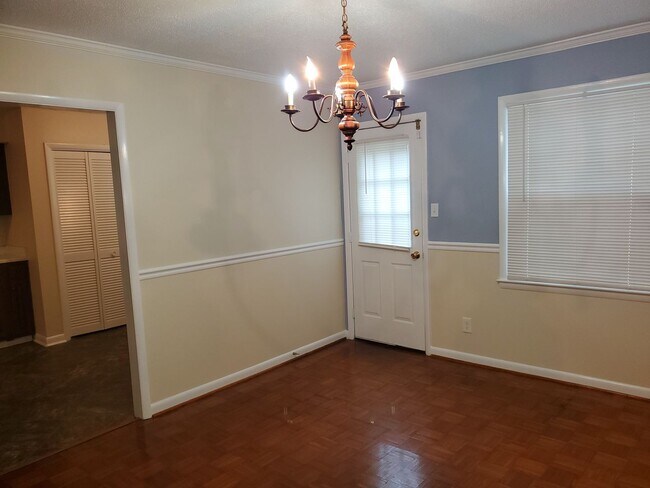 Building Photo - Largest Unit in Oglethorpe Place, 3bd/2.5ba 1700+ sqft, fireplace, and community pool and tennis!