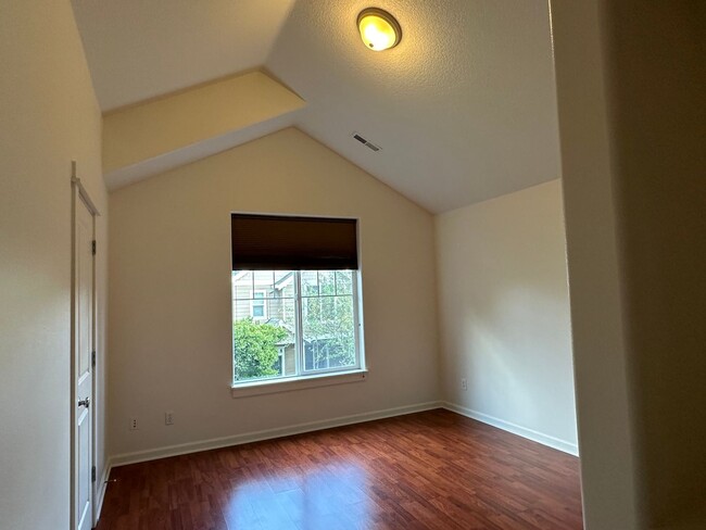 Building Photo - Top Floor 2 Bed, 2 Bath Townhome