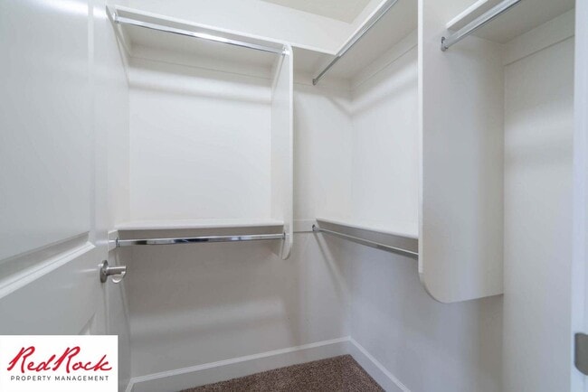 Building Photo - Spacious 4 Bedroom, 2.5 Bathroom Centrally...