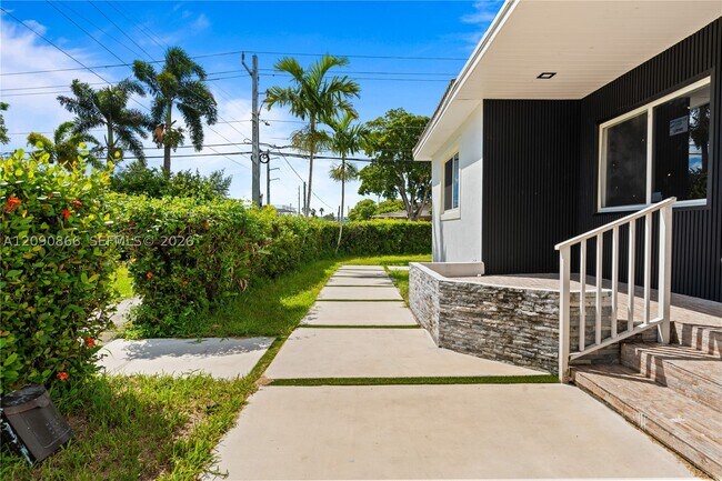 Building Photo - 580 Lee Dr