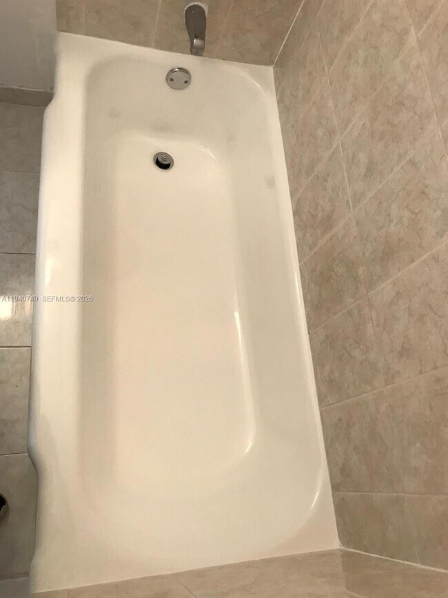 Building Photo - 1610 NW N River Dr