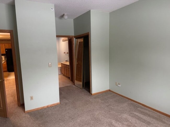 Building Photo - End Unit 2 Bed, 2 Full Bath, 2 Car Garage with Loft and Vaulted Ceilings