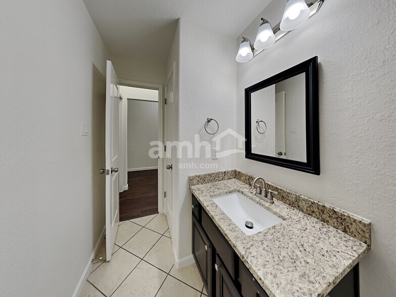 Building Photo - 232 Country Crossing Cir