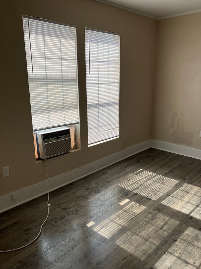 Building Photo - 230 W Lee Ave