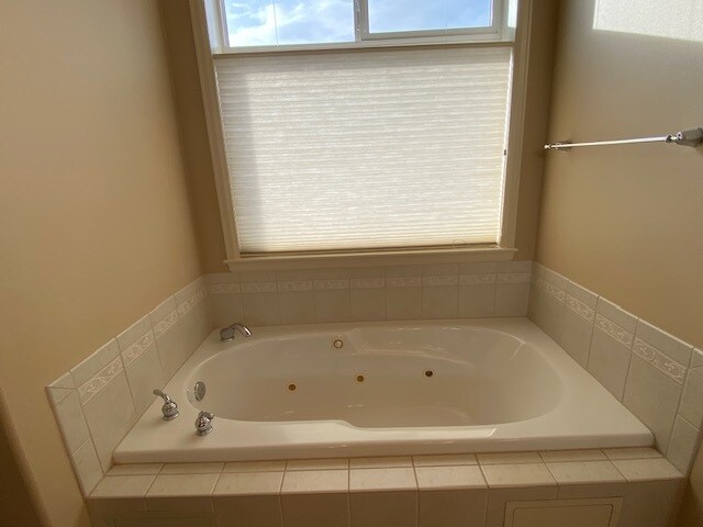 Master Bath Soaking Tub - 2440 S Steele St