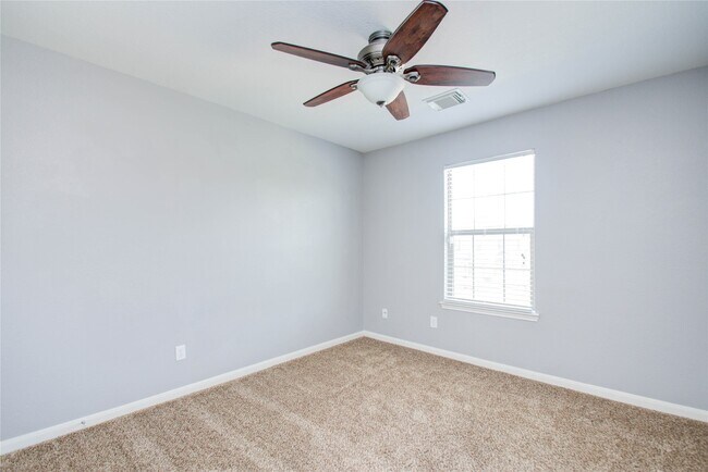 Building Photo - 16110 Limestone Lake Dr