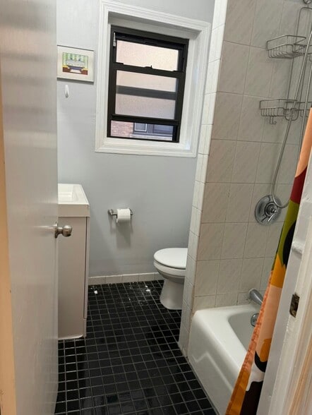 Building Photo - 452 Park Dr