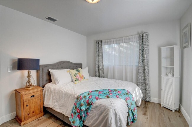 Building Photo - 10 S Swinton Cir