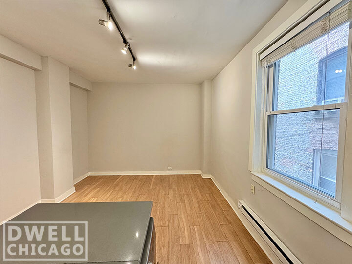 Building Photo - 515 W Belmont Ave