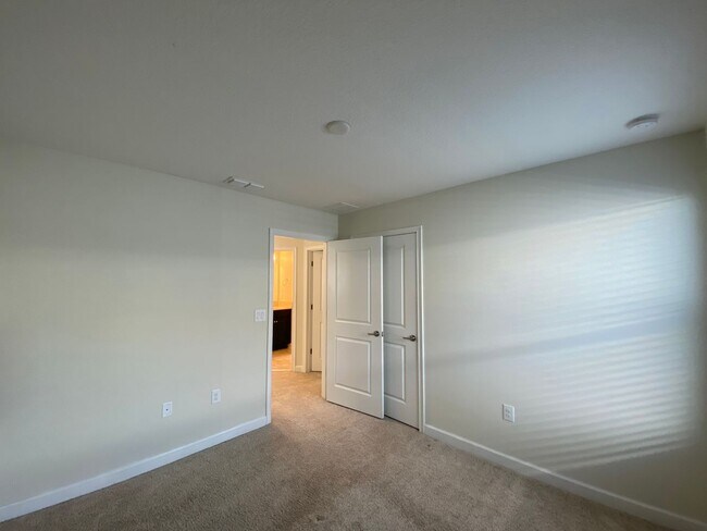 Building Photo - Spacious 4-Bedroom Home in Prime Winter Ga...