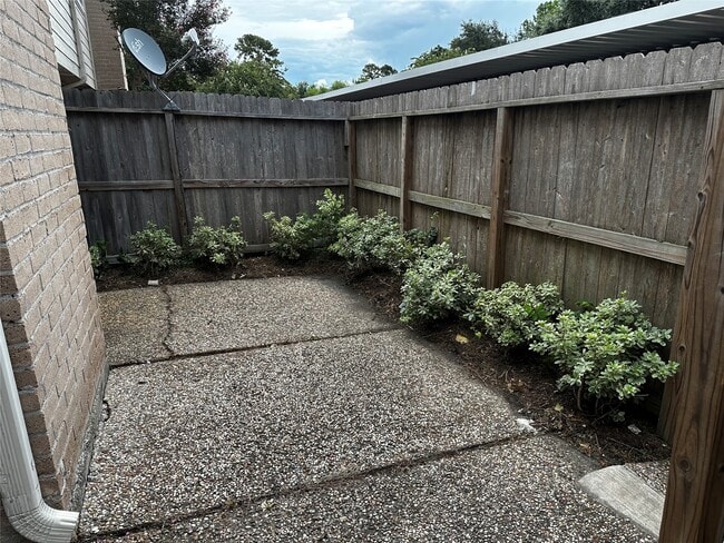 Building Photo - 10378 Briar Forest Dr