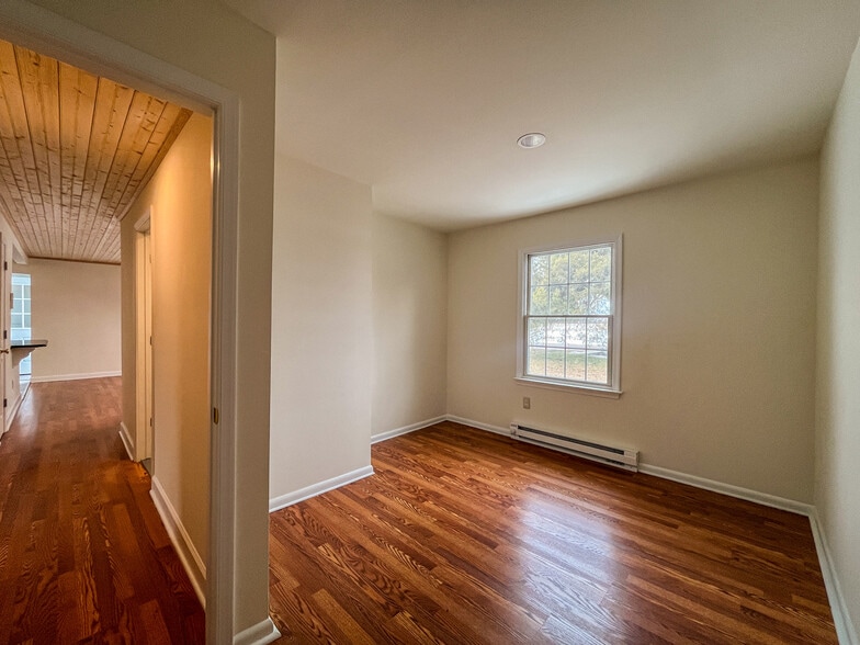 2nd bedroom - 7121 Quaker Neck Rd