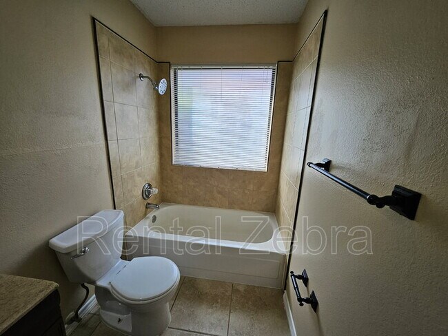 Building Photo - 1405 Paintbrush St