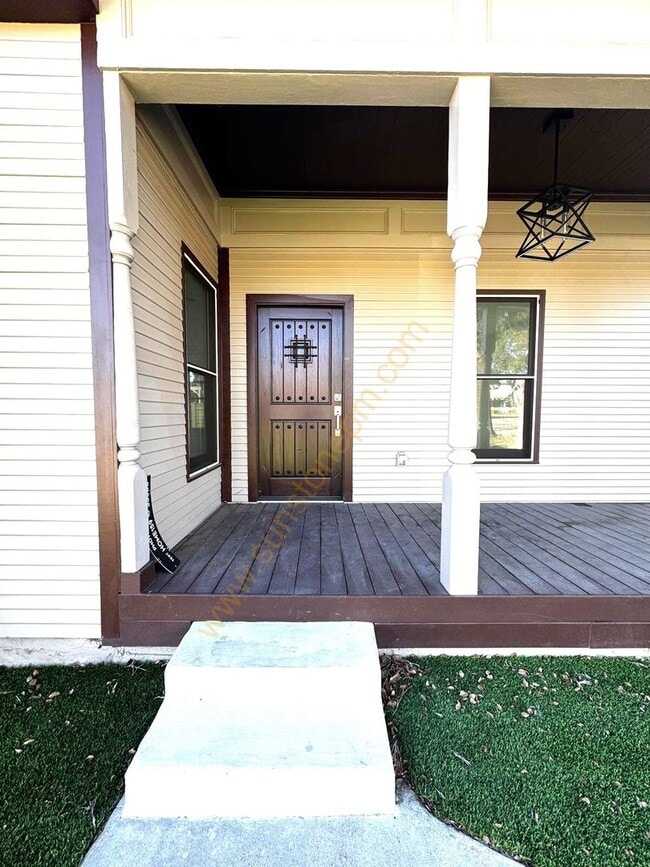 Building Photo - 696 E 9th St