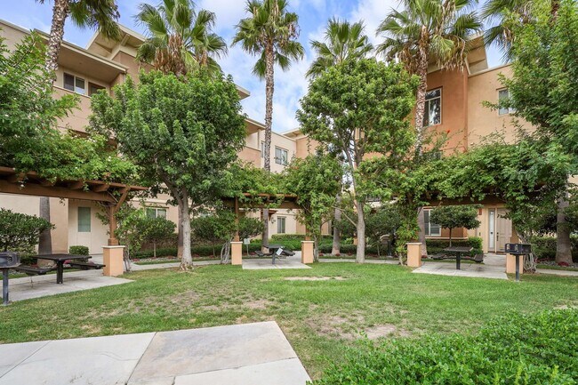 Building Photo - Spacious 4 Bedroom TownHome in Garden Grove!