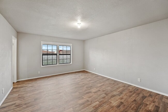 Building Photo - 1401 E 18th St