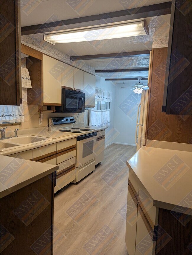 Building Photo - 1038 Lyle St