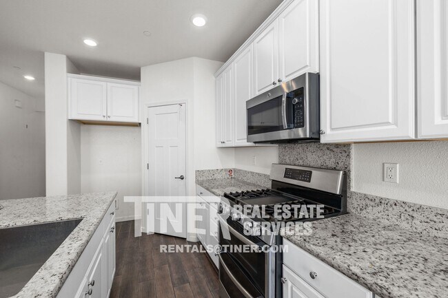Building Photo - 8082 Avanti Dr