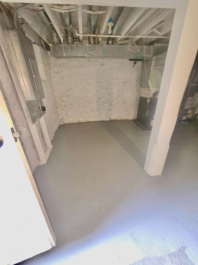 Building Photo - Large Wolcott Home Rent Ready