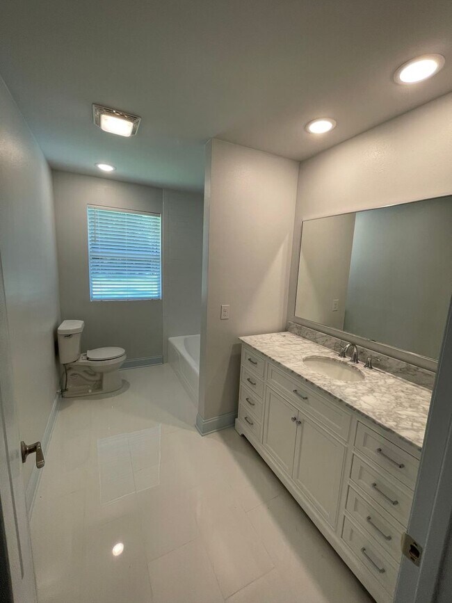 Building Photo - Newly renovated 3/2 home located in Covington