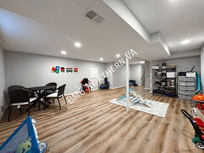Building Photo - 404 Onondio Cir SE