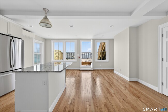 Building Photo - 136 Bank St