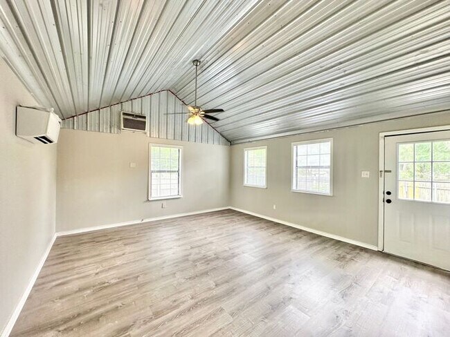 Building Photo - Updated 3-Bedroom Home in the Heart of Lindale!