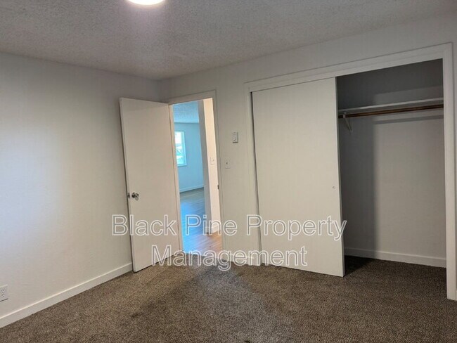 Building Photo - 137 Davis Ave