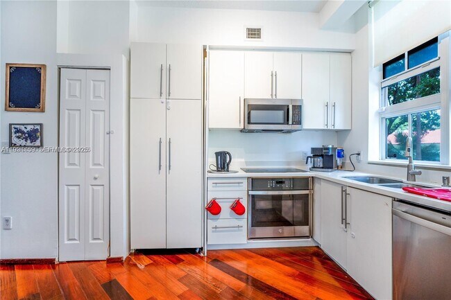 Building Photo - 3001 NE 185th St