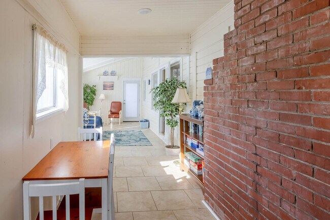 Building Photo - 640 S Columbia St