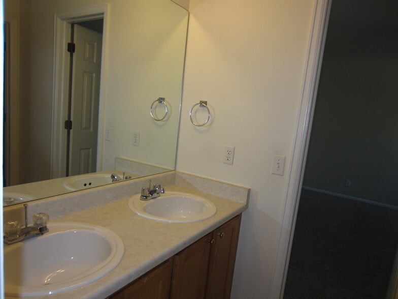 Building Photo - 10761 Cook Ct