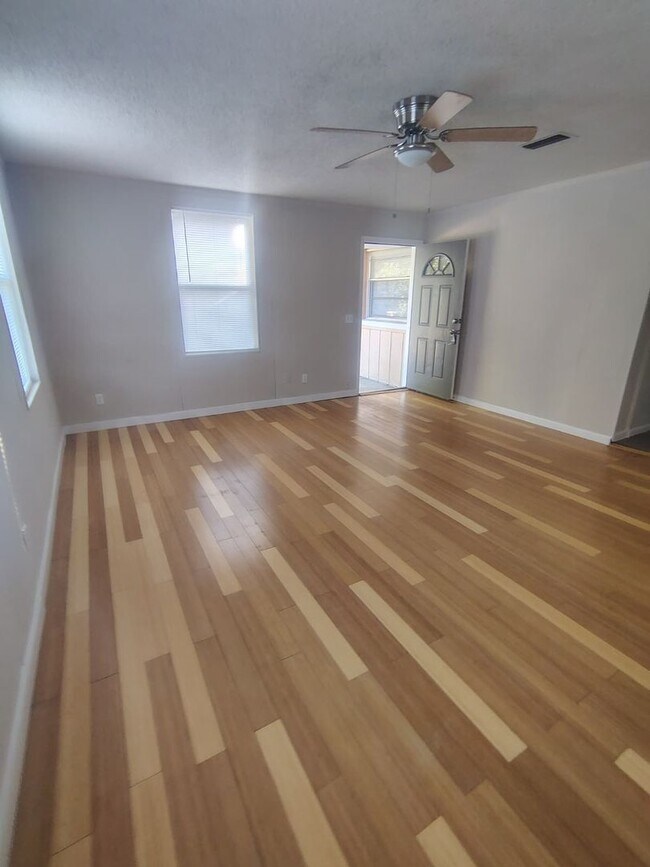 Building Photo - Fully Renovated 4/2 -Single Family  Availa...