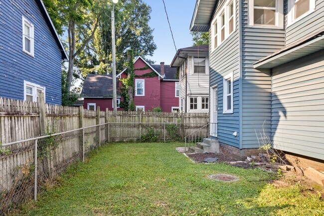 Building Photo - 1037 N Temple Ave