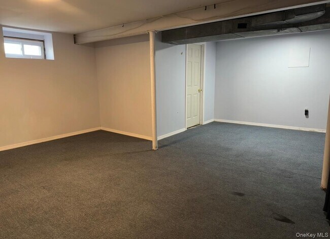 Building Photo - 484 Chelsea Rd