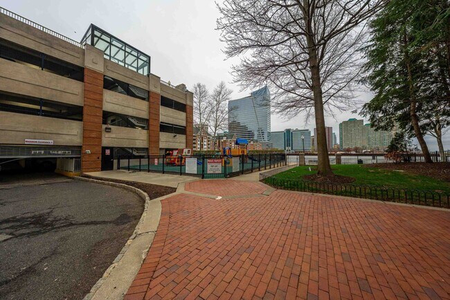 Building Photo - 20 2nd St