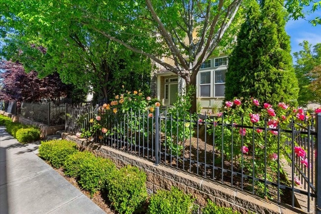 Building Photo - Stylish Multi-Level Condo in West Boise