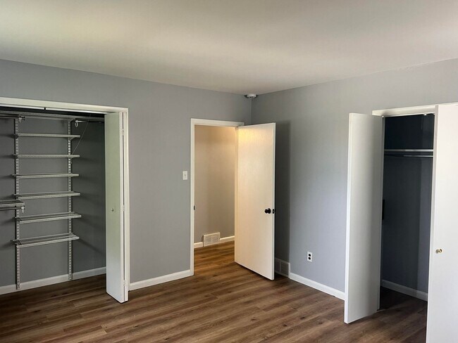 Building Photo - Updated Single Family Ranch Home with Fenc...